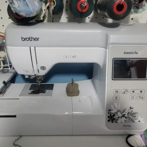 maquina-brother-910l-na-mesa
